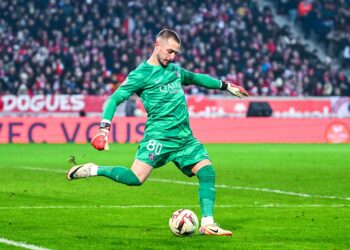 Arnau Tenas avec le maillot du PSG (Photo by Anthony Dibon/Icon Sport)