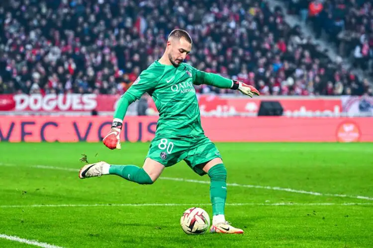 Arnau Tenas avec le maillot du PSG (Photo by Anthony Dibon/Icon Sport)