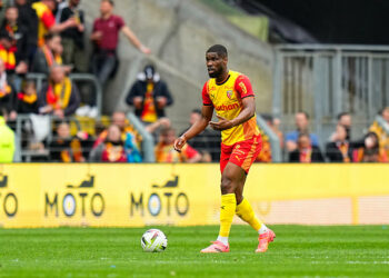 Kévin Danso avec le maillot de Lens (Photo by Hugo Pfeiffer/Icon Sport)