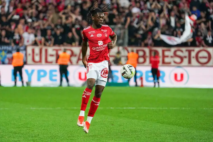 Bradley Locko avec le maillot de Brest (Photo by Eddy Lemaistre/Icon Sport)