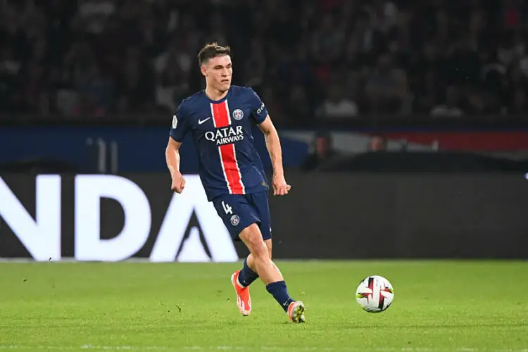 Manuel Ugarte avec le maillot du PSG (Photo by Anthony Bibard/FEP/Icon Sport)