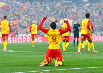 Elye Wahi avec le maillot de Lens (Photo by Daniel Derajinski/Icon Sport)