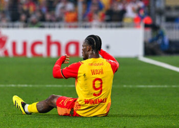 Elye Wahi avec le maillot du RC Lens (Photo by Daniel Derajinski/Icon Sport)