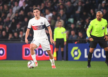 Manuel Ugarte ace le maillot du PSG (Photo by Anthony Bibard/FEP/Icon Sport)