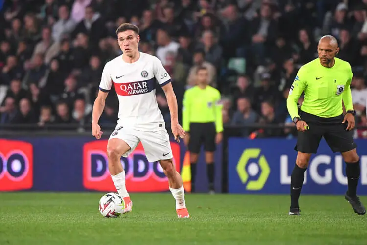 Manuel Ugarte ace le maillot du PSG (Photo by Anthony Bibard/FEP/Icon Sport)