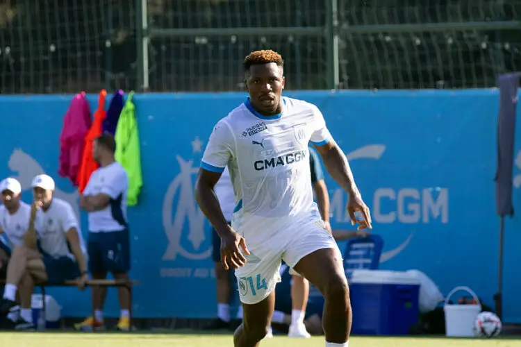 Faris Moumbagna avec le maillot de l'OM (Photo by Kenny Sika/Icon Sport)