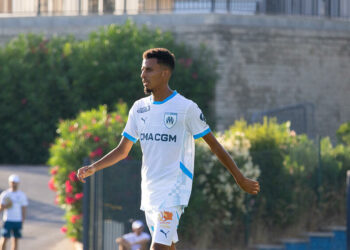 Azzedine Ounahi avec le maillot de l'OM (Photo by Kenny Sika/Icon Sport)