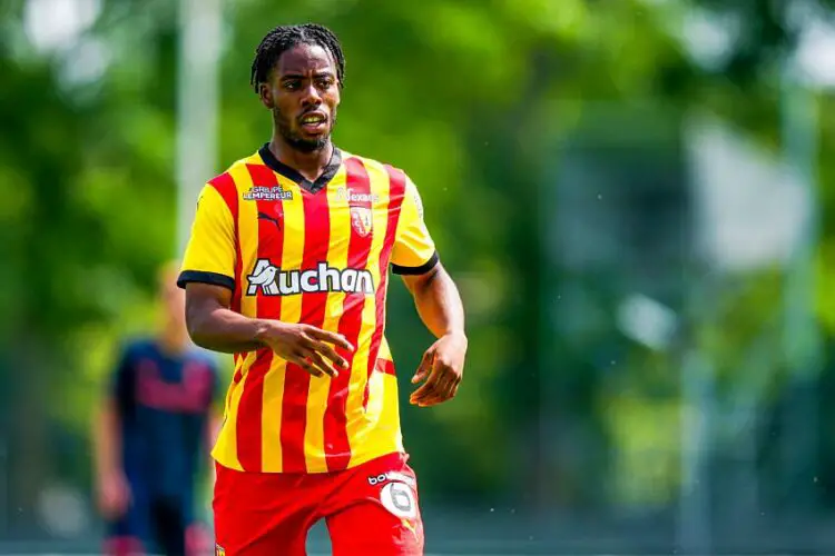 Elye Wahi avec le maillot de Lens (Photo by ProShots/Icon Sport)