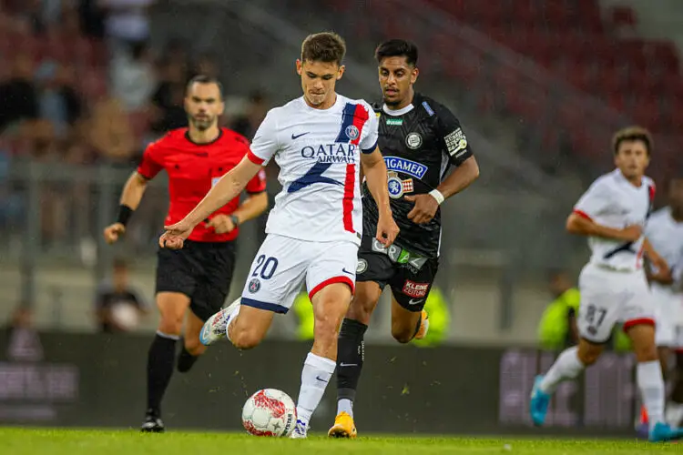 Gabriel Moscardo avec ke maillot du PSG /Photo: GEPA pictures/ Matthias Trinkl   - Photo by Icon Sport