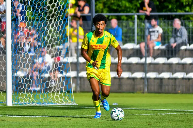 Nathan Zézé ace le maillot du FC Nantes (Photo by Philippe Le Brech/Icon Sport)