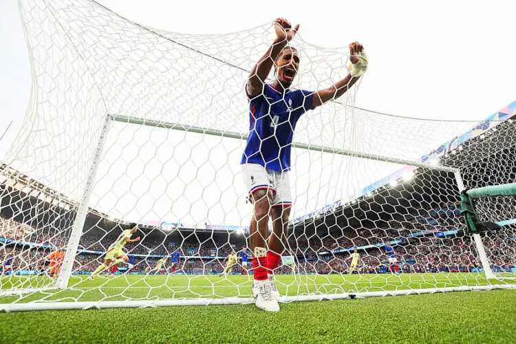 (240809) -- PARIS, Aug. 9, 2024 (Xinhua) -- Loic Bade of France reacts during the men's gold medal match of football between France and Spain of the Paris 2024 Olympic Games in Paris, France, Aug. 9, 2024. (Xinhua/Cao Can)   - Photo by Icon Sport