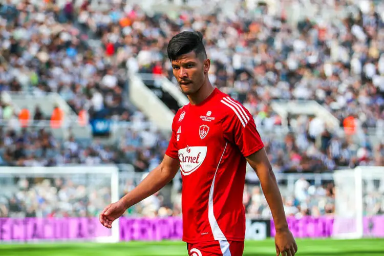 Achraf Dari avec le maillot de Brest  (Photo by Icon Sport)