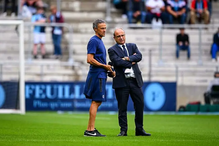 Luis Enrique et Luis Campos en pleine discussions (Photo by Baptiste Fernandez/Icon Sport)