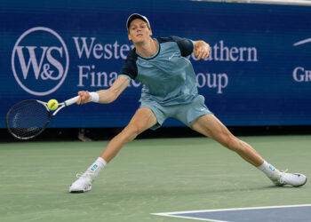 Aug 19 2024; Cincinnati, OH, USA; Jannik Sinner of Italy returns a shot during the men’s singles final against Frances Tiafoe of the United States on day seven of the Cincinnati Open. Mandatory Credit: Susan Mullane-USA TODAY Sports/Sipa USA   - Photo by Icon Sport