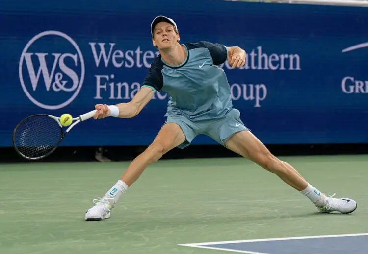 Aug 19 2024; Cincinnati, OH, USA; Jannik Sinner of Italy returns a shot during the men’s singles final against Frances Tiafoe of the United States on day seven of the Cincinnati Open. Mandatory Credit: Susan Mullane-USA TODAY Sports/Sipa USA   - Photo by Icon Sport