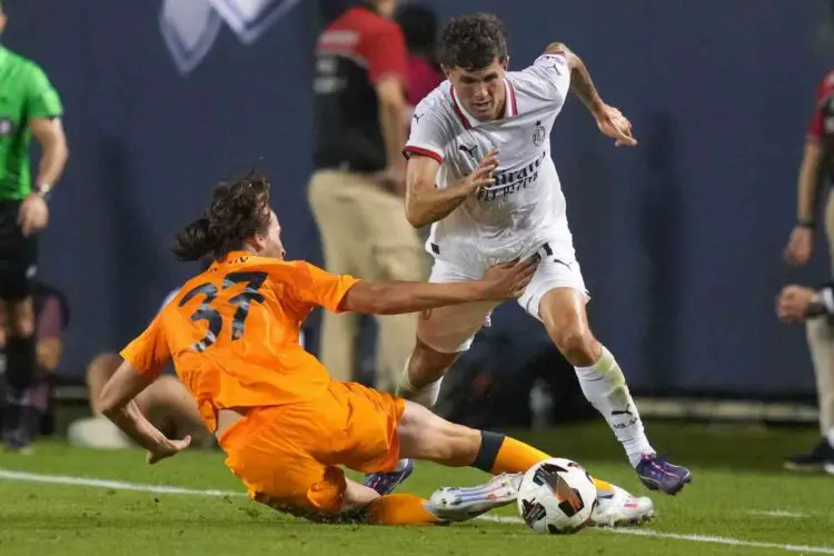 Joan Martin réalisant un tacle avec le maillot du Real Madrid