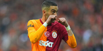 Hakim Ziyech avec le maillot de Galatasaray  (Photo by Ulrik Pedersen/DeFodi Images)   - Photo by Icon Sport