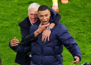 Didier Deschamps et Kylian Mbappé - Icon Sport