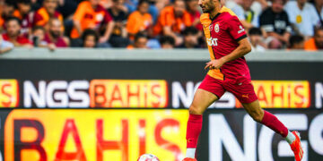 Léo Dubois avec le maillot de Galatasaray /Photo: GEPA pictures/ Thomas Fuernholzer   Photo by Icon Sport