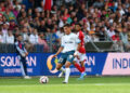 Enzo Sternal avec le maillot de l'OM (Photo by Philippe Lecoeur/FEP/Icon Sport)