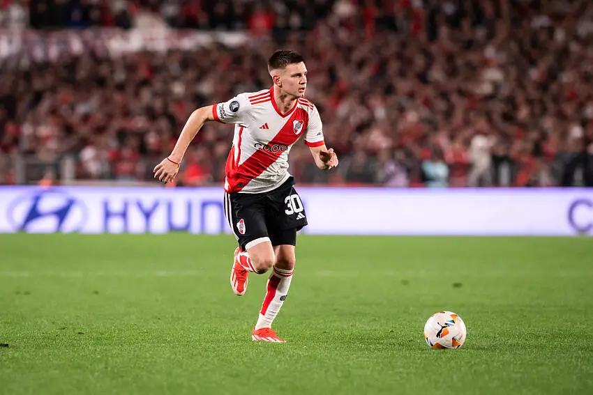 Franco Mastantuono of River Plate drives the ball during the Copa CONMEBOL Libertadores 2024 Round of 16 second leg match between River Plate and Talleres at Estadio Mas Monumental Antonio Vespucio Liberti. River Plate won 2-1 (Photo by Manuel Cortina / SOPA Images/Sipa USA)   - Photo by Icon Sport