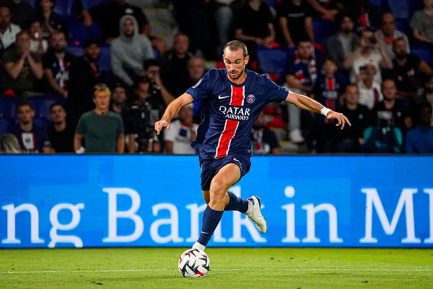 Fabian Ruiz avec le maillot du PSG (Photo by Daniel Derajinski/Icon Sport)