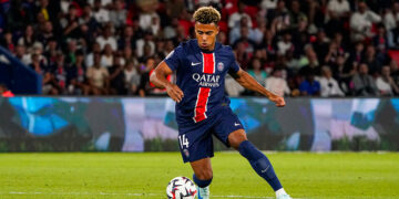 Désiré Doué avec le maillot du PSG (Photo by Daniel Derajinski/Icon Sport)