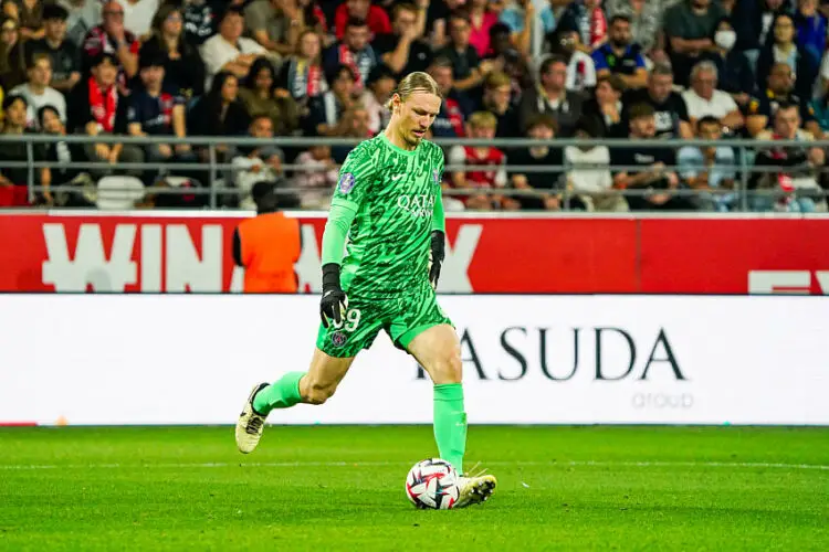 Matvey Safonov avec le maillot du PSG (Photo by Daniel Derajinski/Icon Sport)