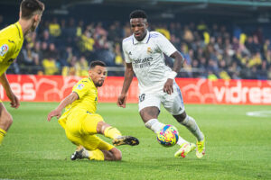 Vinicius au duel avec Coquelin lors de Villarreal - Real Madrid