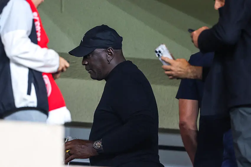 Michael Jordan s’offre un jet privé à 65 millions d’euros avec un motif léopard ! thumbnail