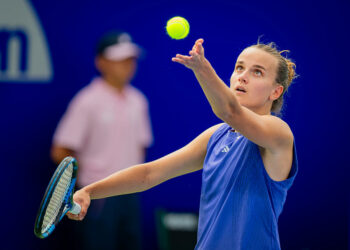 (241005) -- WUHAN, Oct. 5, 2024 (Xinhua) -- Clara Burel serves during the women's singles qualifying match between Clara Burel of France and Alycia Parks of the United States at 2024 Wuhan Open tennis tournament in Wuhan, capital of central China's Hubei Province, Oct. 5, 2024. (Xinhua/Hu Jingwen)   - Photo by Icon Sport