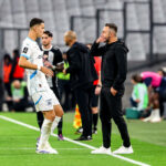 Valentin Carboni et Roberto De Zerbi avec l'OM contre Angers au Vélodrome.