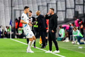 Valentin Carboni et Roberto De Zerbi avec l'OM contre Angers au Vélodrome.