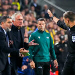 Clement Turpin en train d'exclure José Mourinho lors de Fenerbahce / Manchester United en Ligue Europa.