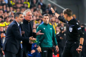 Clement Turpin en train d'exclure José Mourinho lors de Fenerbahce / Manchester United en Ligue Europa.