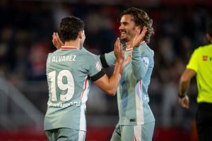 Julian Alvarez et Antoine Griezmann avec l'Atletico de Madrid face à Vic durant la Copa del Rey.