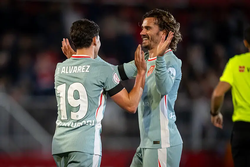 Julian Alvarez et Antoine Griezmann avec l'Atletico de Madrid face à Vic durant la Copa del Rey.