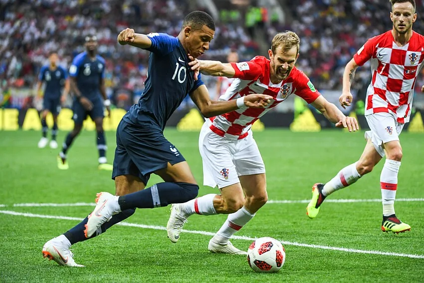 Kylian Mbappé mettant le feu sur le côté droit lors de la finale de la Coupe du Monde 2018 contre la Croatie.