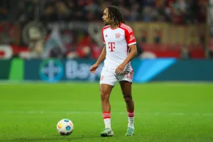 Sacha Boey avec le Bayern Munich.