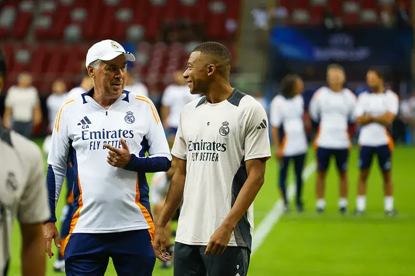 Kylian Mbappé et Carlo ancelotti avec le Real Madrid.