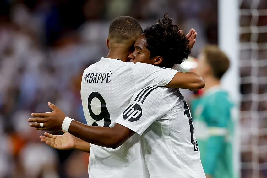 Endrick avec Kylian Mbappé au Real Madrid. 