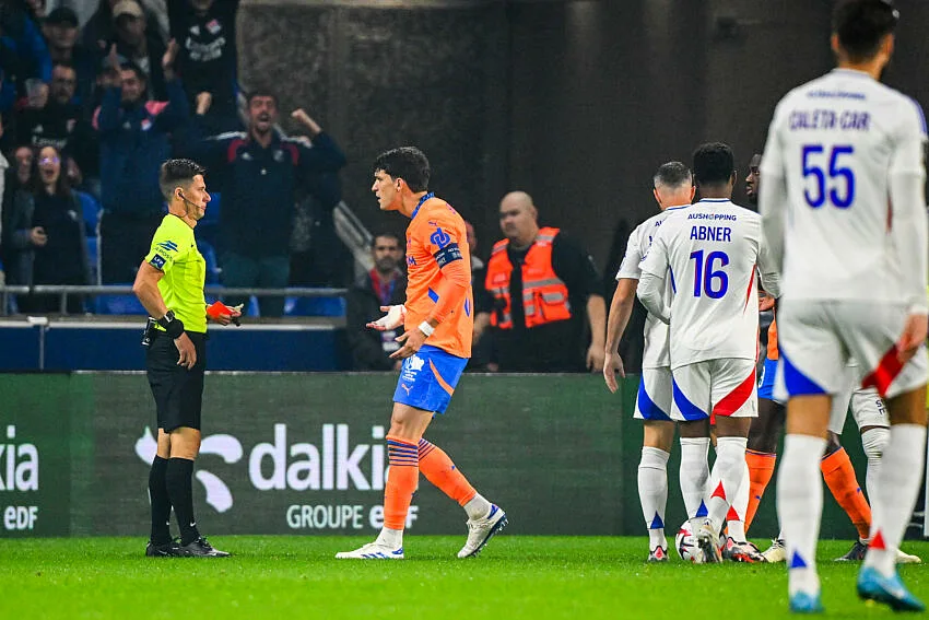 Leonardo Balerdi prend carton rouge lors d'OL / OM en septembre 2024.