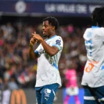 Elye Wahi avec l'OM après son but contre Montpellier en Ligue 1.