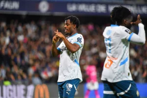 Elye Wahi avec l'OM après son but contre Montpellier en Ligue 1.