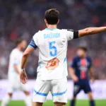 Leonardo Balerdi avec l'OM face au PSG à l'Orange Vélodrome.