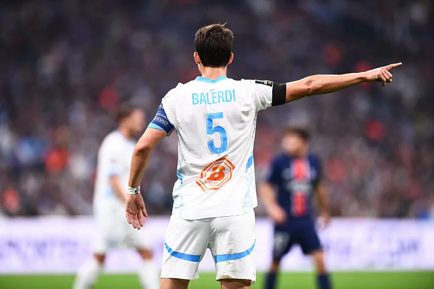 Leonardo Balerdi avec l'OM face au PSG à l'Orange Vélodrome.