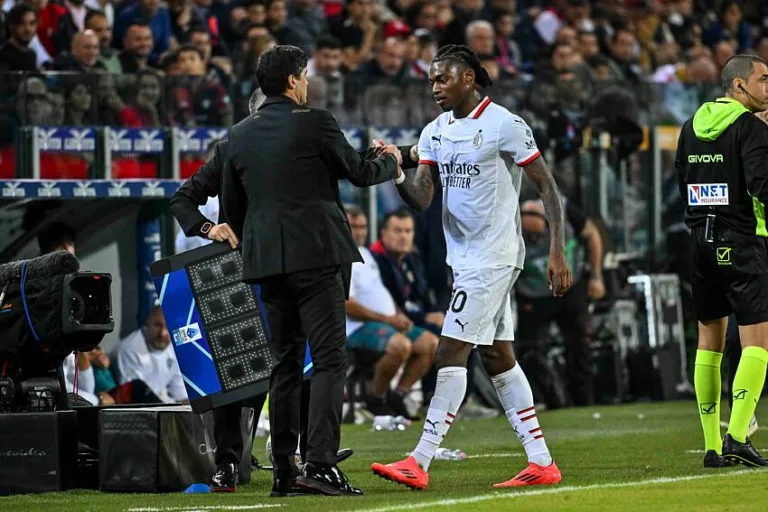 Rafael Leão et Paulo Fonseca avec l'AC Milan contre Cagliari.