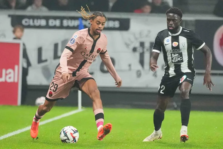 Barcola avec le PSG face à Angers.