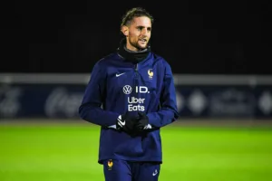 Adrien Rabiot avec les Bleus à l'entraînement en 2024.