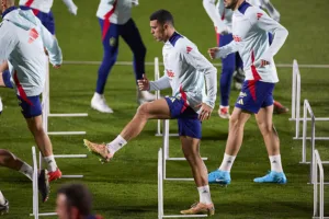 Pedro Porro avec l'Espagne à l'entraînement.